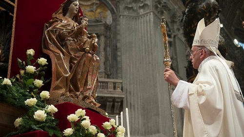 Papa: que Nossa Senhora nos ajude a ser santos e a ter uma fé forte e alegre