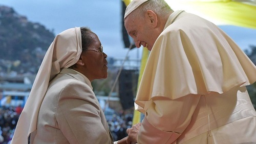 Papa: não somos “profissionais do sagrado”, mas homens e mulheres de louvor